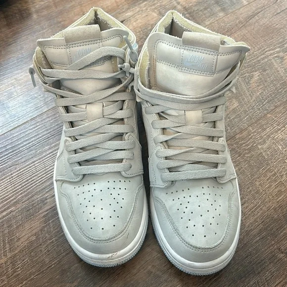 Women’s Nike Air Jordan - Picture 2 of 4